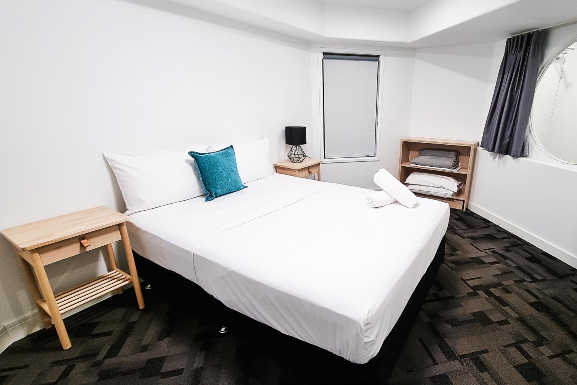 Tiki Hotel Apartments Surfers Paradise โกลด์โคสต์ ภายนอก รูปภาพ