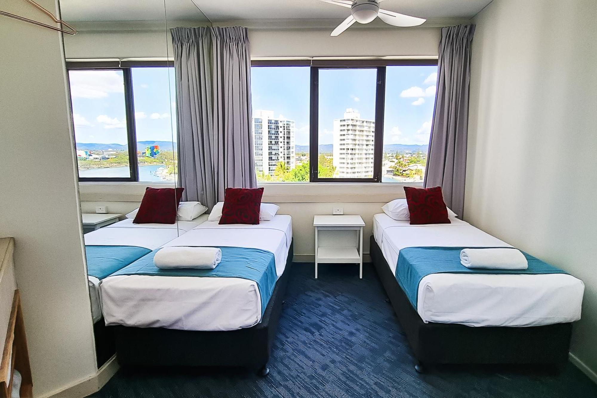 Tiki Hotel Apartments Surfers Paradise โกลด์โคสต์ ภายนอก รูปภาพ