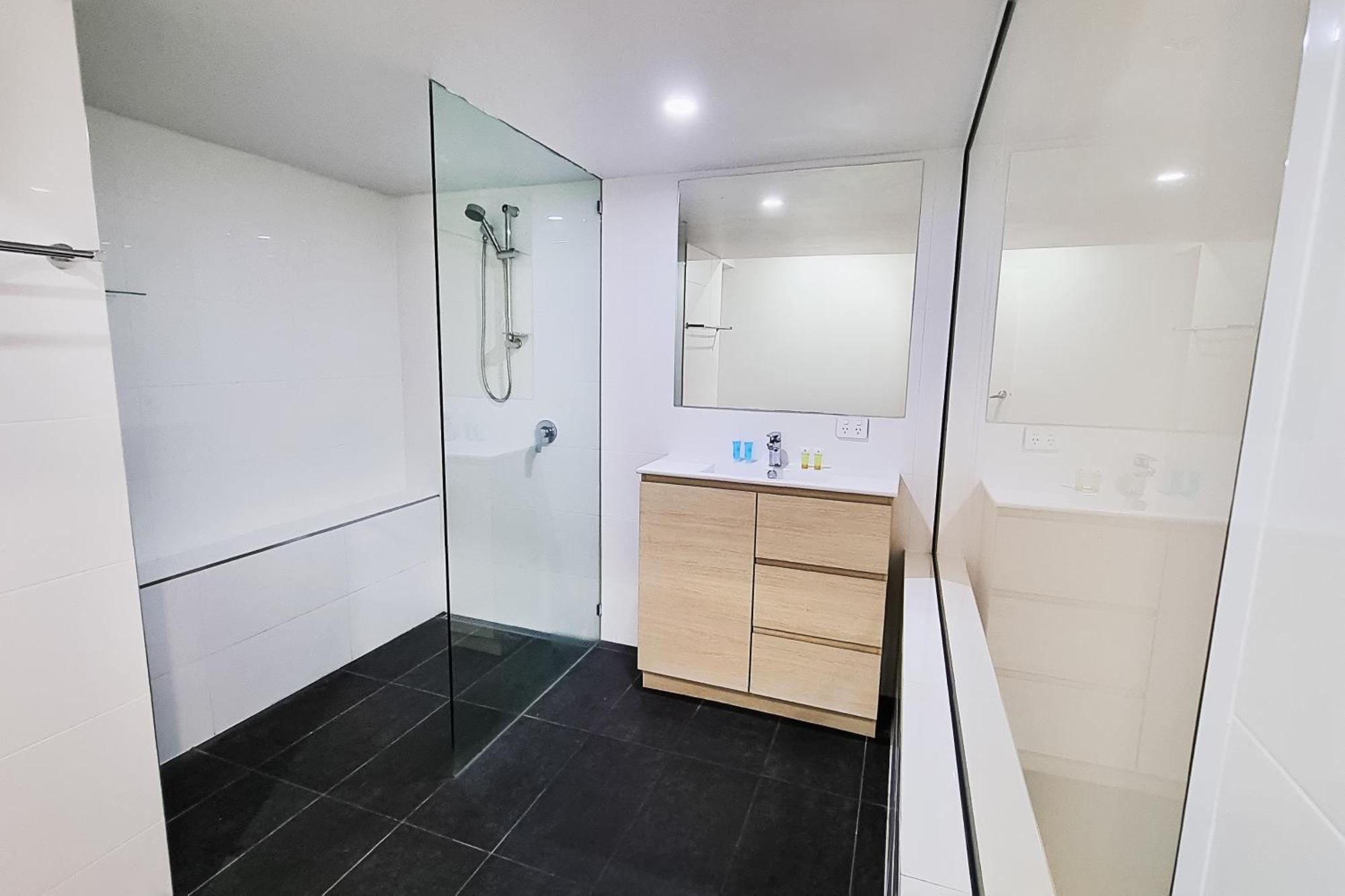 Tiki Hotel Apartments Surfers Paradise โกลด์โคสต์ ภายนอก รูปภาพ
