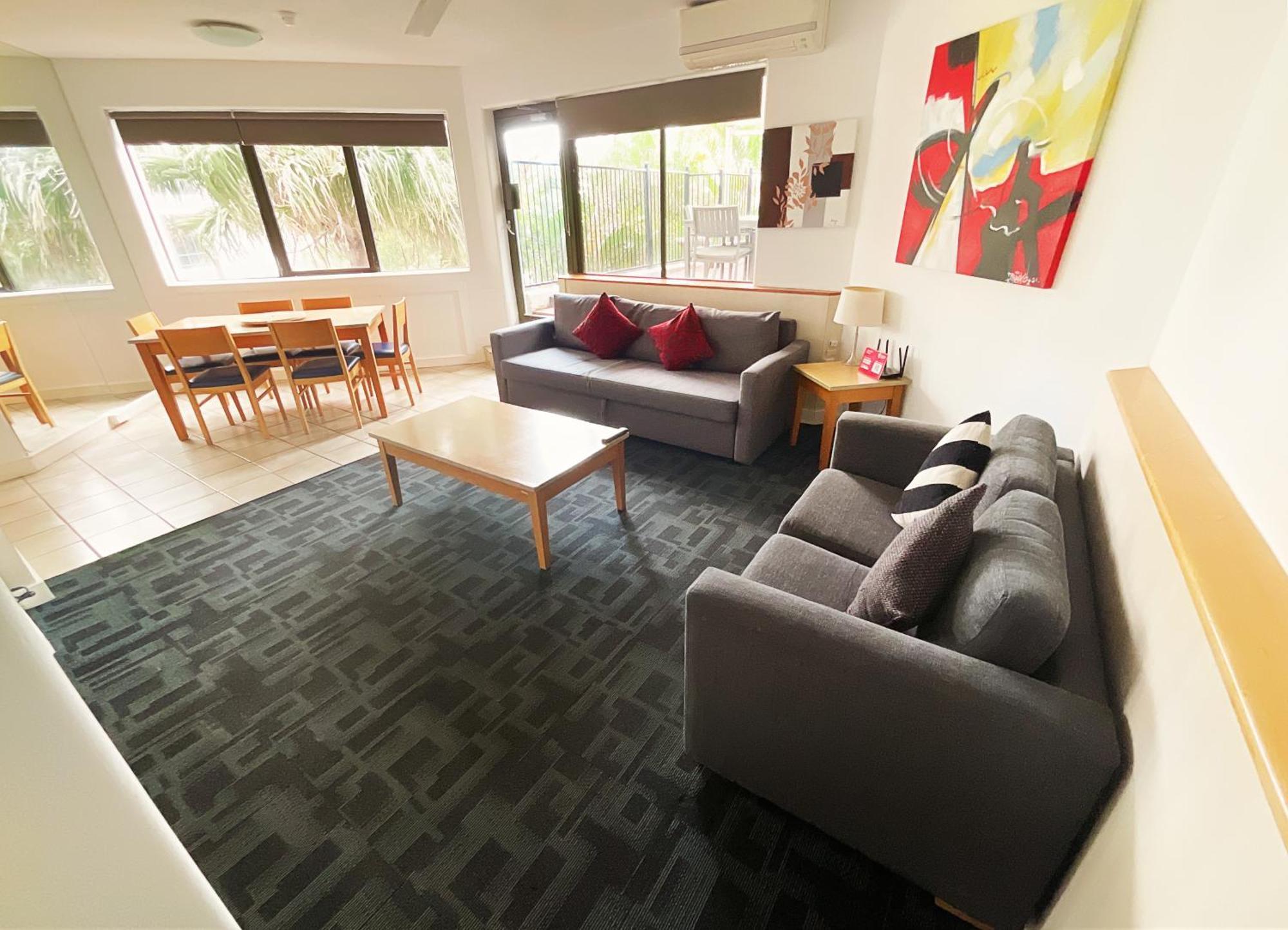 Tiki Hotel Apartments Surfers Paradise โกลด์โคสต์ ภายนอก รูปภาพ