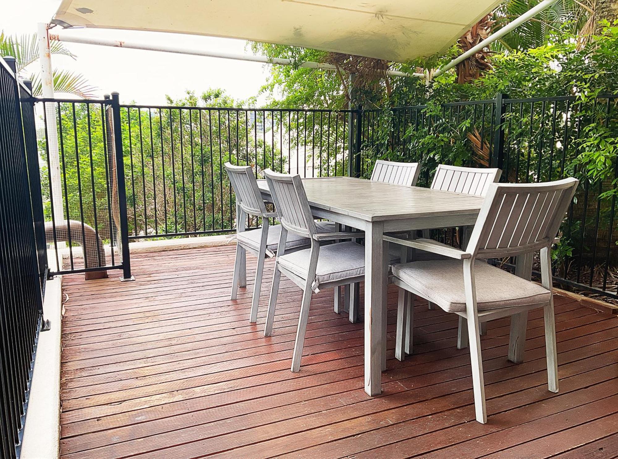 Tiki Hotel Apartments Surfers Paradise โกลด์โคสต์ ภายนอก รูปภาพ