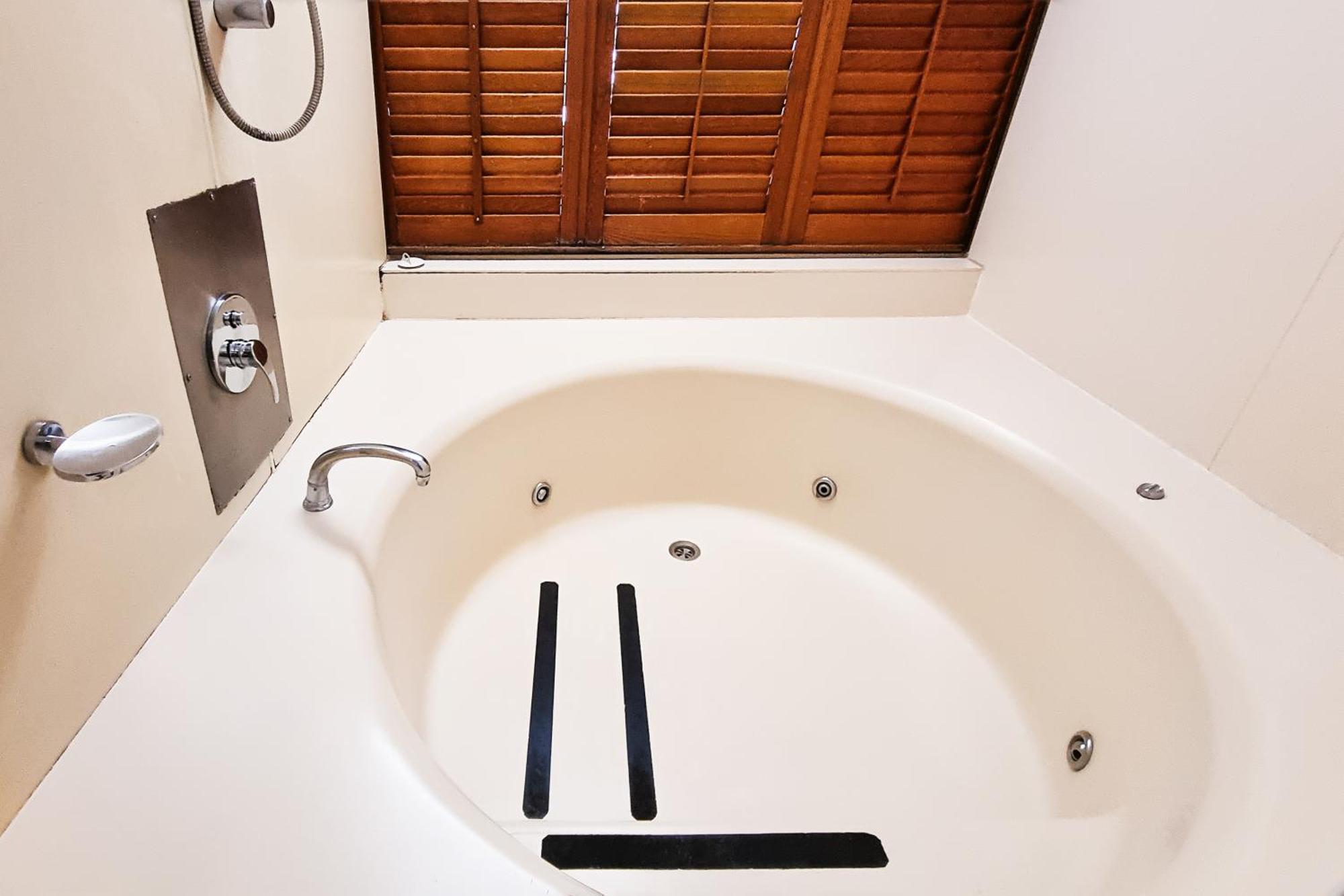 Tiki Hotel Apartments Surfers Paradise โกลด์โคสต์ ภายนอก รูปภาพ