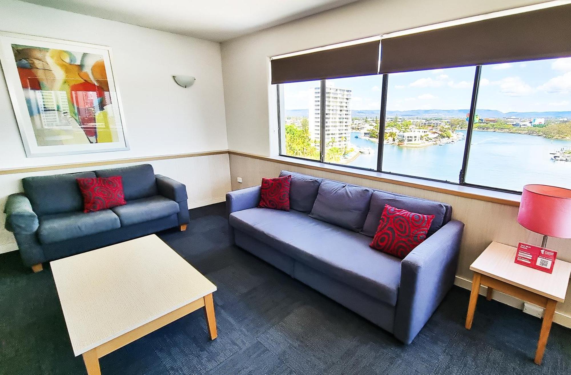 Tiki Hotel Apartments Surfers Paradise โกลด์โคสต์ ภายนอก รูปภาพ