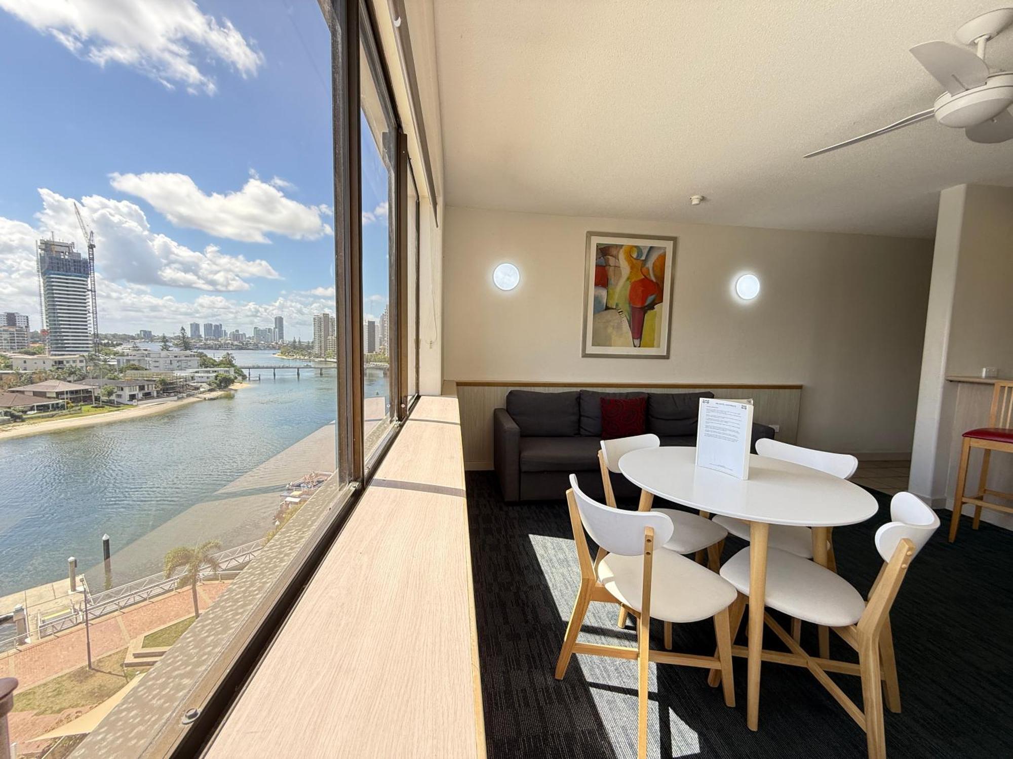 Tiki Hotel Apartments Surfers Paradise โกลด์โคสต์ ภายนอก รูปภาพ