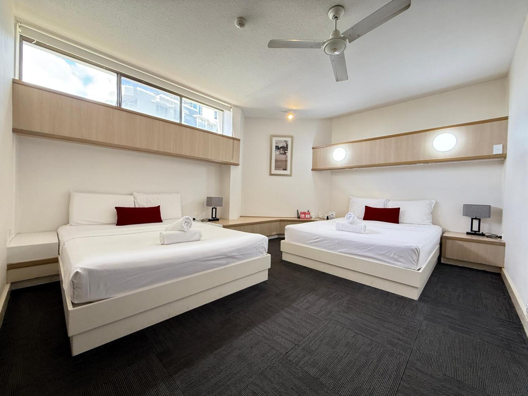 Tiki Hotel Apartments Surfers Paradise โกลด์โคสต์ ภายนอก รูปภาพ