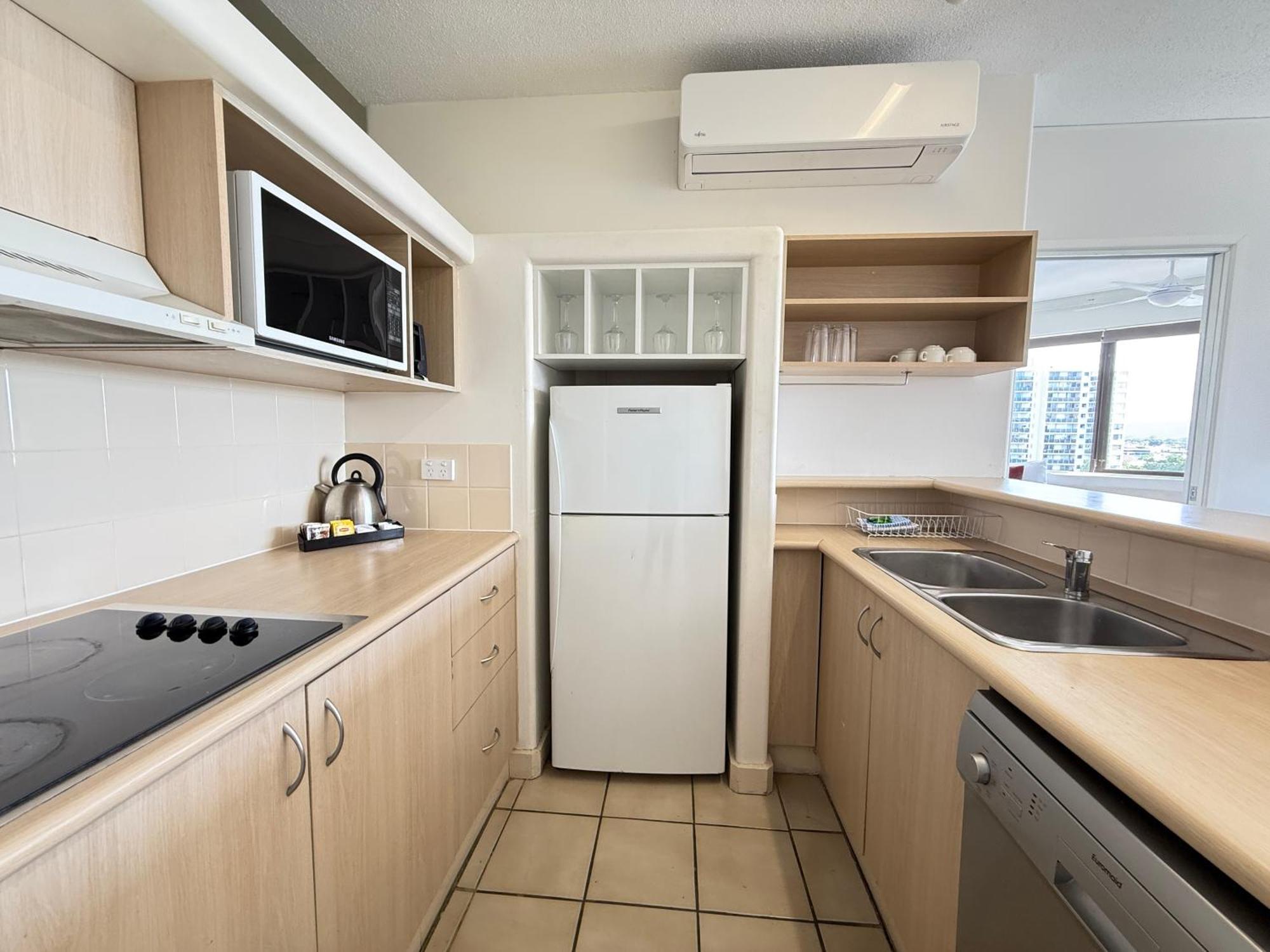 Tiki Hotel Apartments Surfers Paradise โกลด์โคสต์ ภายนอก รูปภาพ