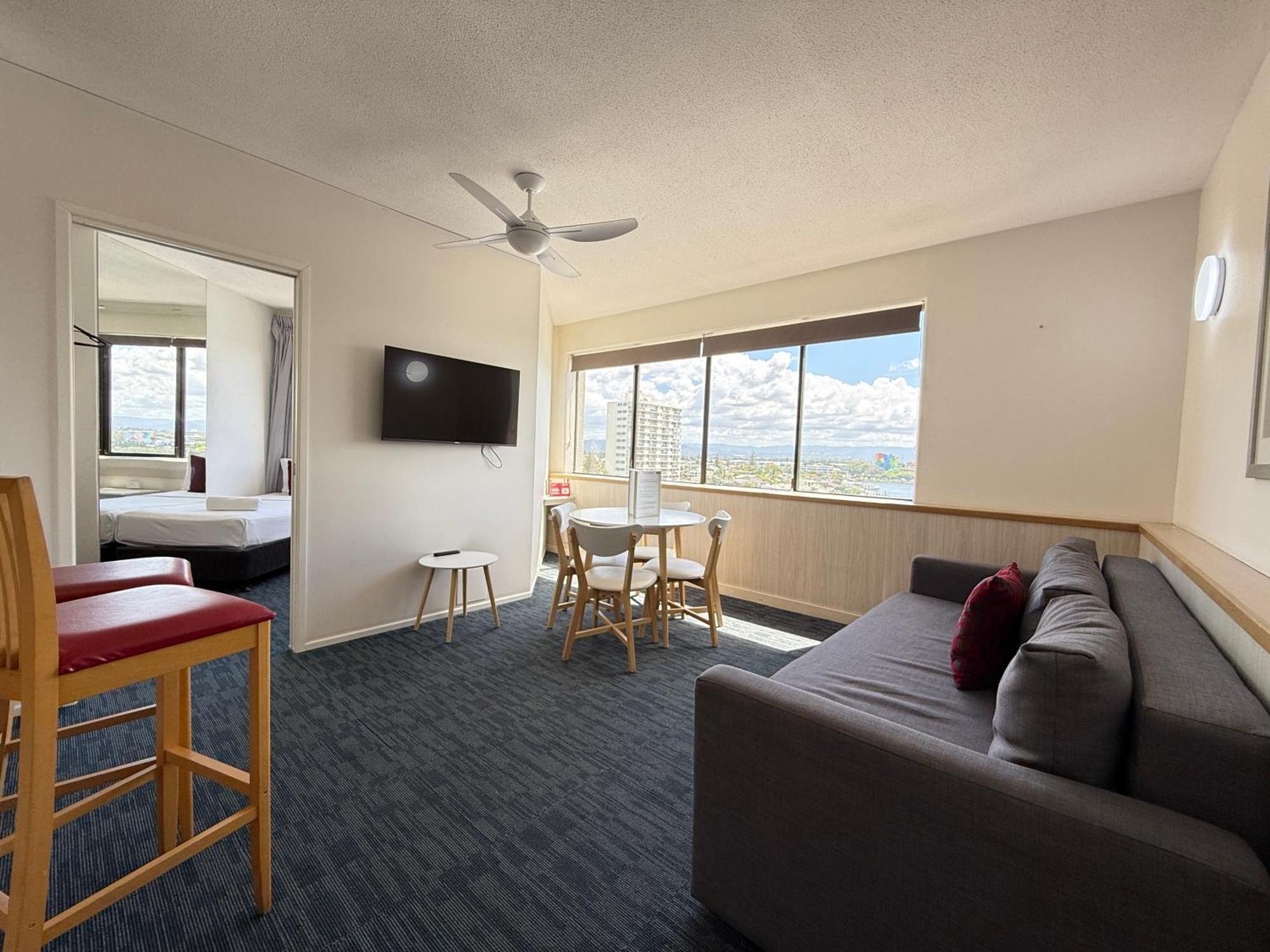 Tiki Hotel Apartments Surfers Paradise โกลด์โคสต์ ภายนอก รูปภาพ