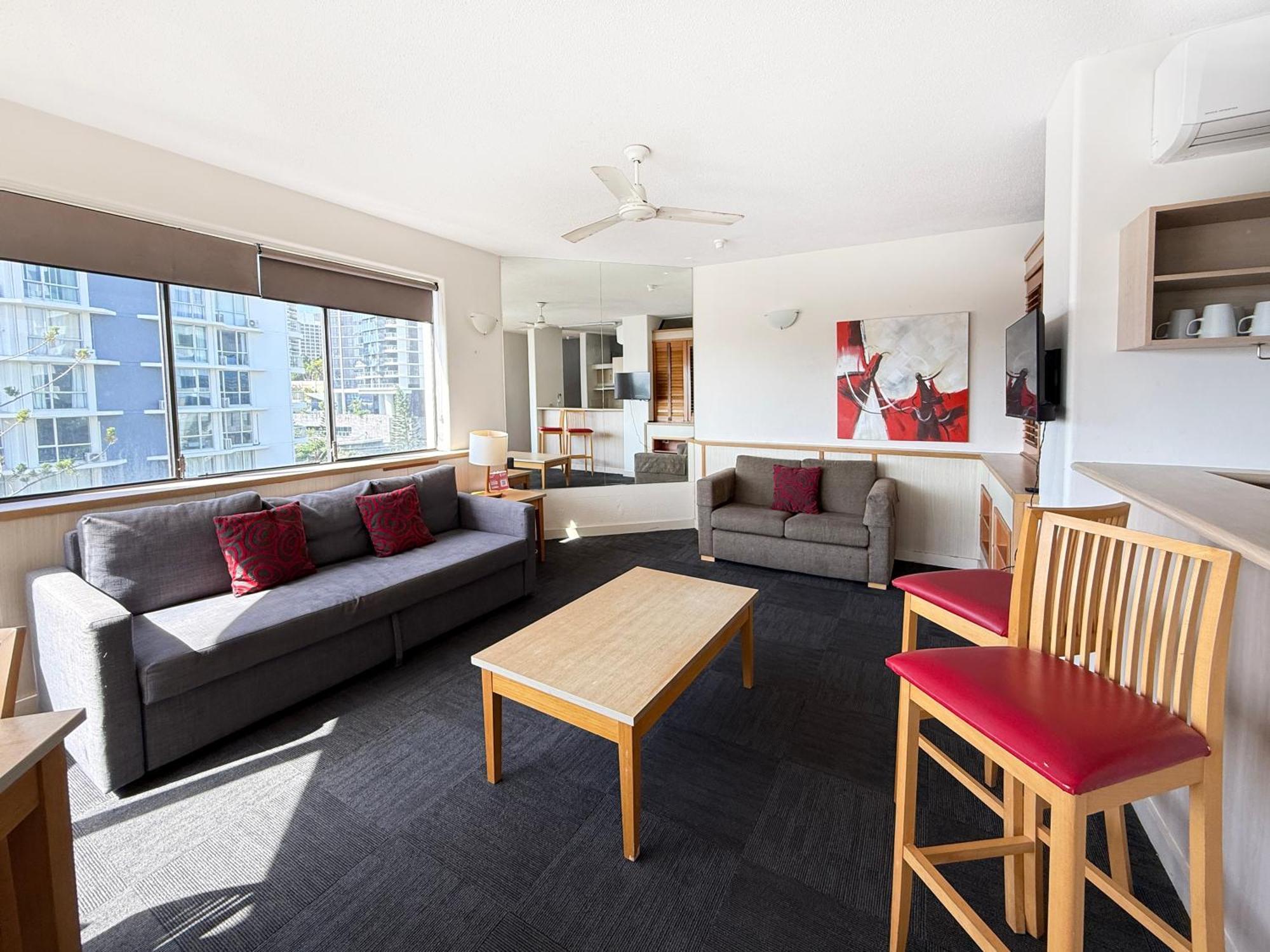 Tiki Hotel Apartments Surfers Paradise โกลด์โคสต์ ภายนอก รูปภาพ