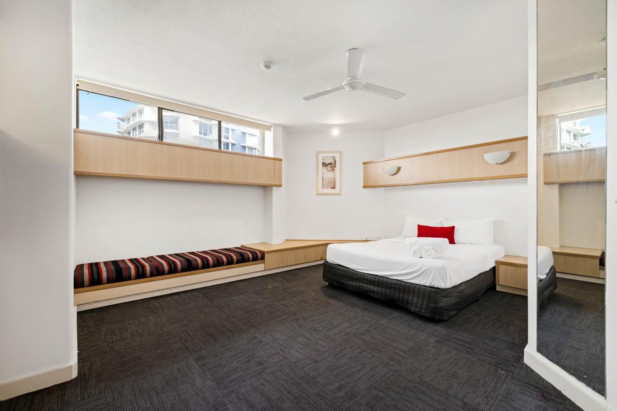 Tiki Hotel Apartments Surfers Paradise โกลด์โคสต์ ภายนอก รูปภาพ