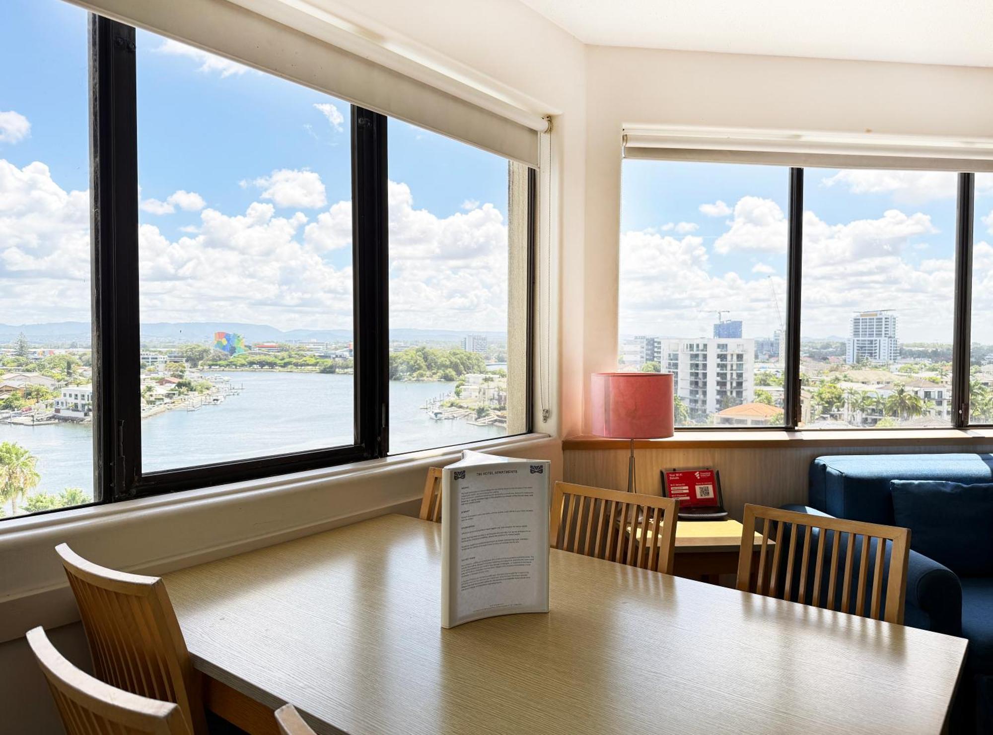 Tiki Hotel Apartments Surfers Paradise โกลด์โคสต์ ภายนอก รูปภาพ
