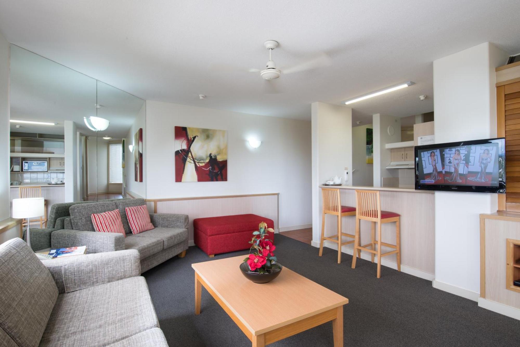 Tiki Hotel Apartments Surfers Paradise โกลด์โคสต์ ภายนอก รูปภาพ