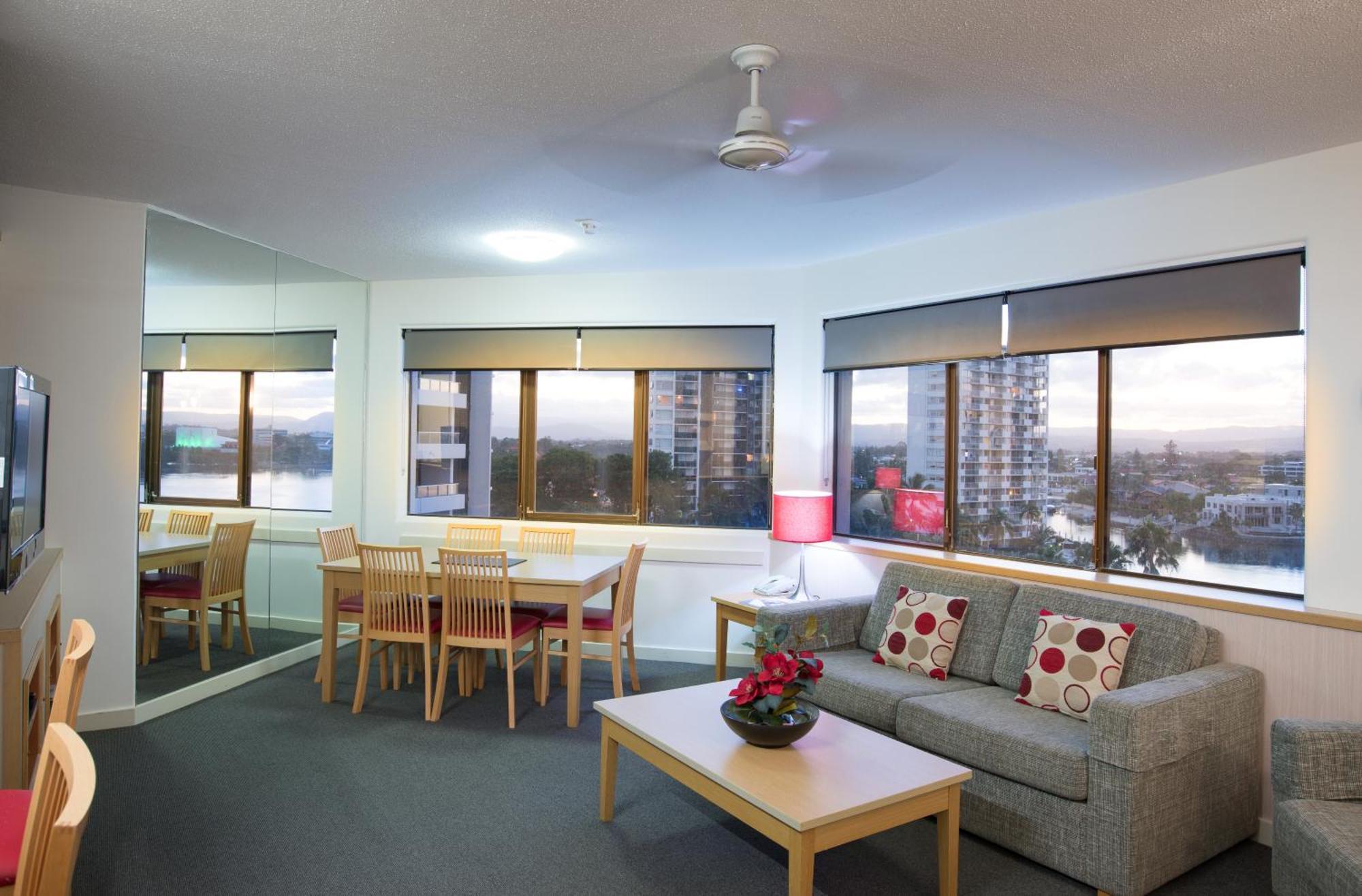 Tiki Hotel Apartments Surfers Paradise โกลด์โคสต์ ภายนอก รูปภาพ