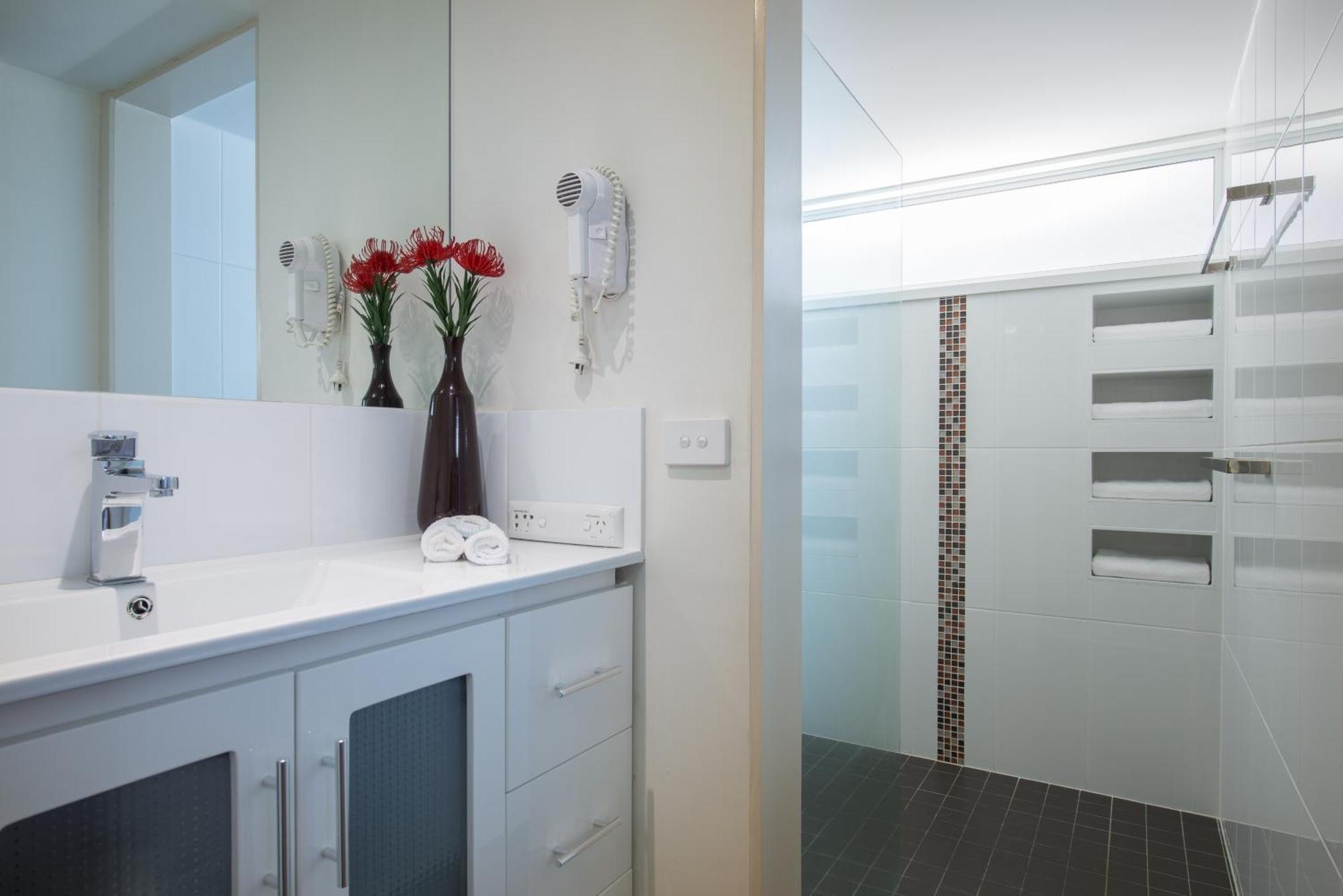 Tiki Hotel Apartments Surfers Paradise โกลด์โคสต์ ภายนอก รูปภาพ