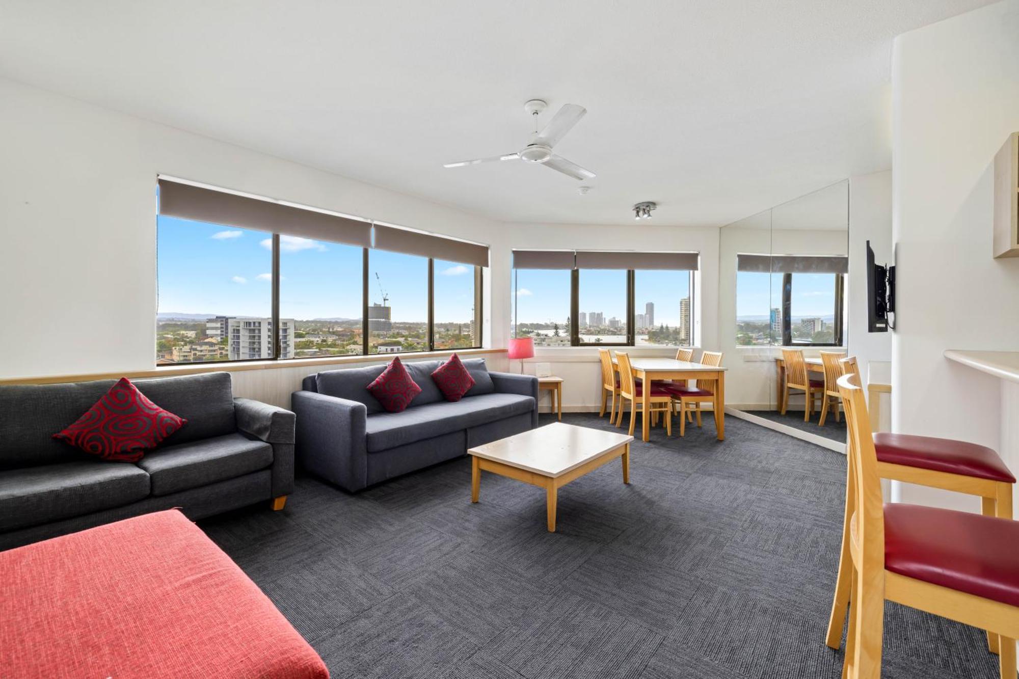 Tiki Hotel Apartments Surfers Paradise โกลด์โคสต์ ภายนอก รูปภาพ