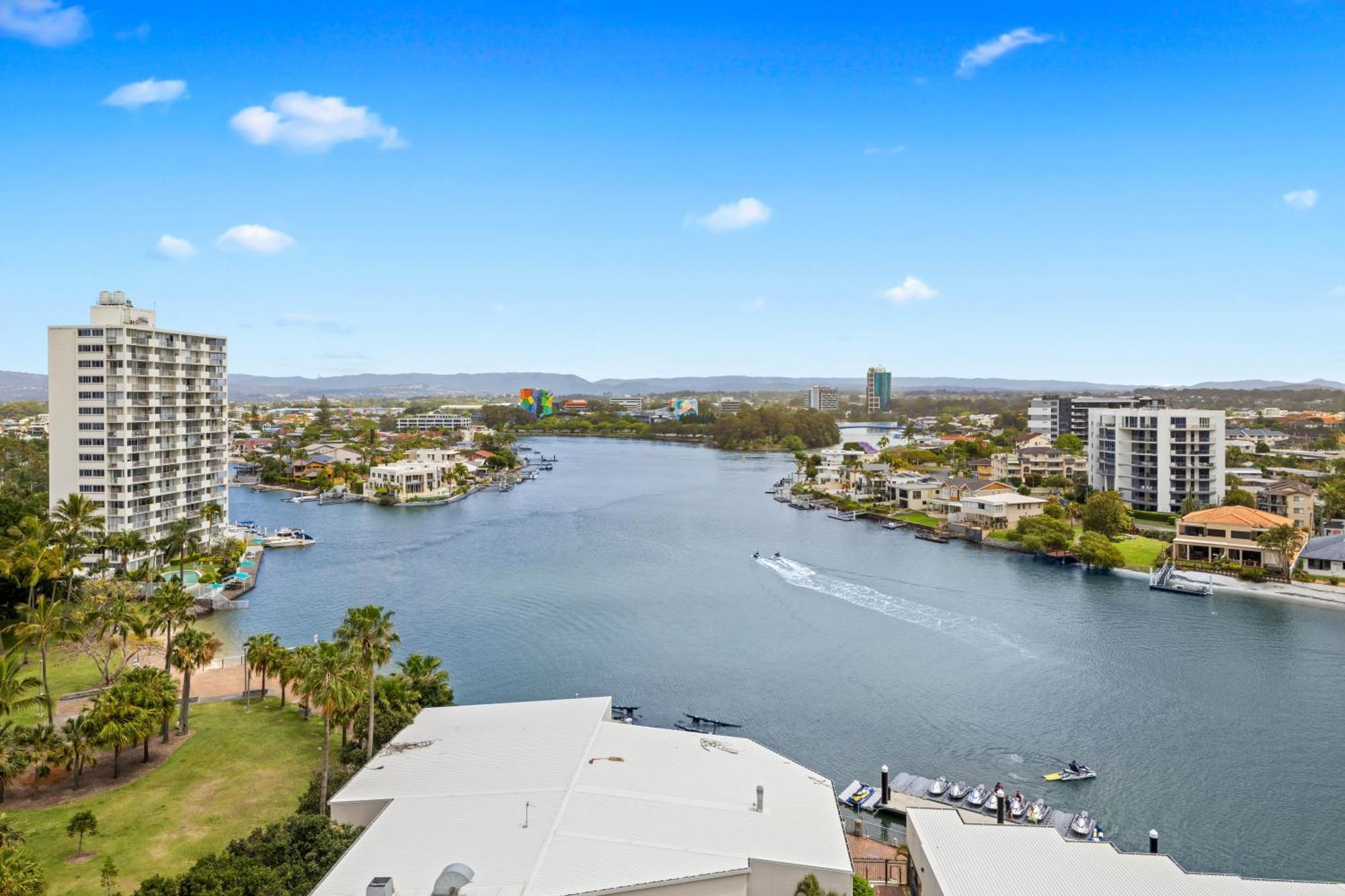 Tiki Hotel Apartments Surfers Paradise โกลด์โคสต์ ภายนอก รูปภาพ