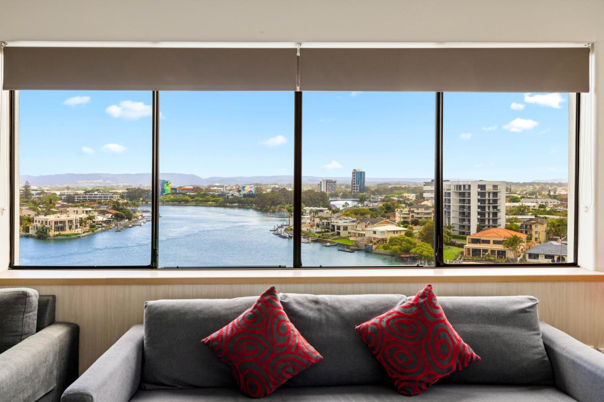 Tiki Hotel Apartments Surfers Paradise โกลด์โคสต์ ภายนอก รูปภาพ