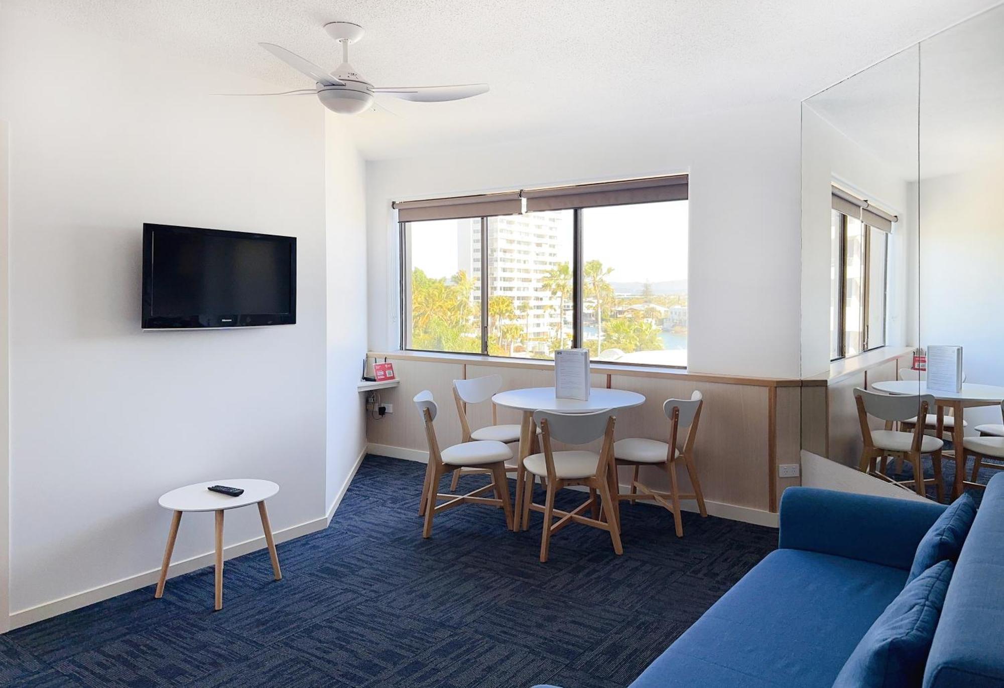 Tiki Hotel Apartments Surfers Paradise โกลด์โคสต์ ภายนอก รูปภาพ