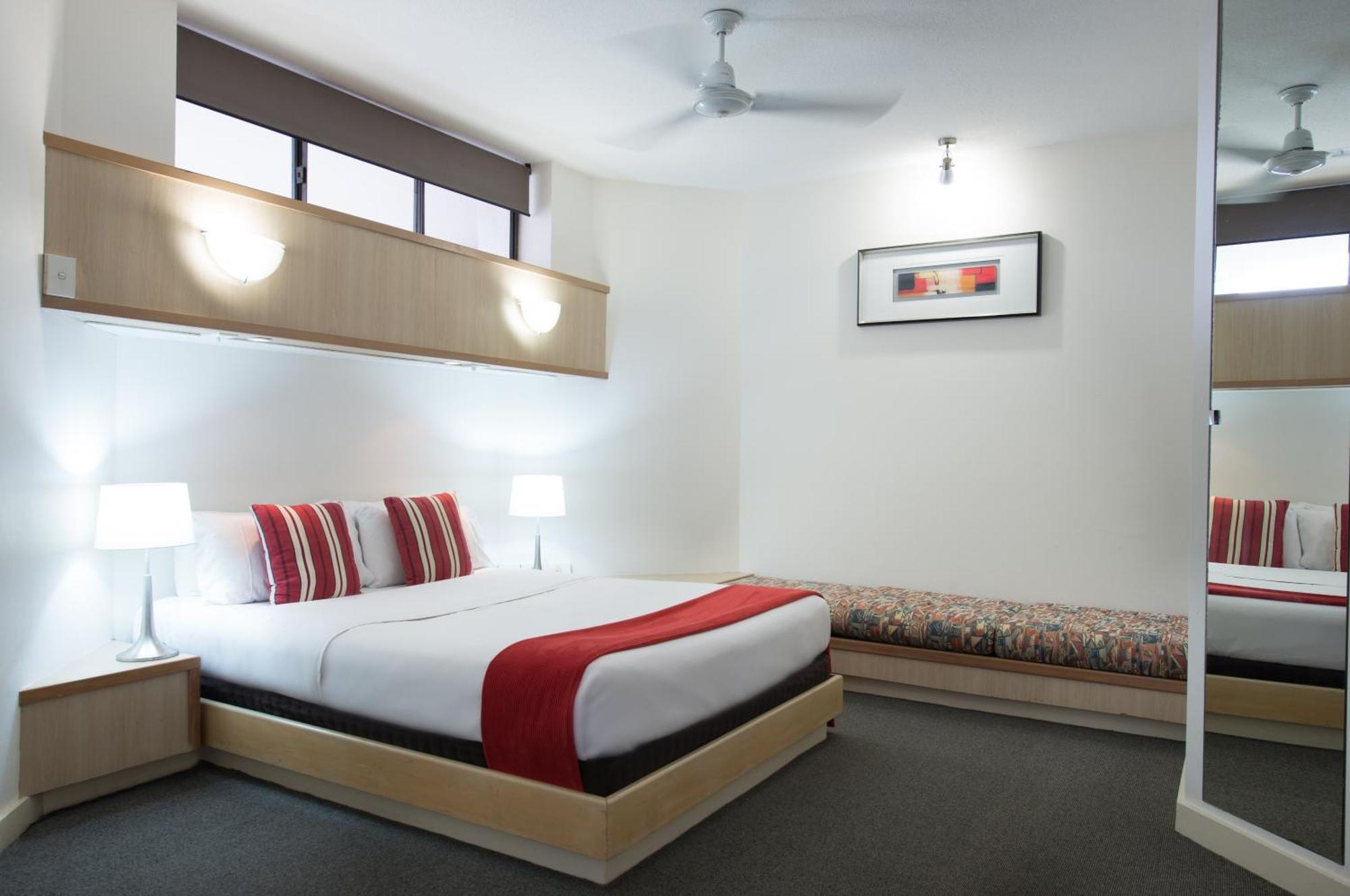 Tiki Hotel Apartments Surfers Paradise โกลด์โคสต์ ภายนอก รูปภาพ