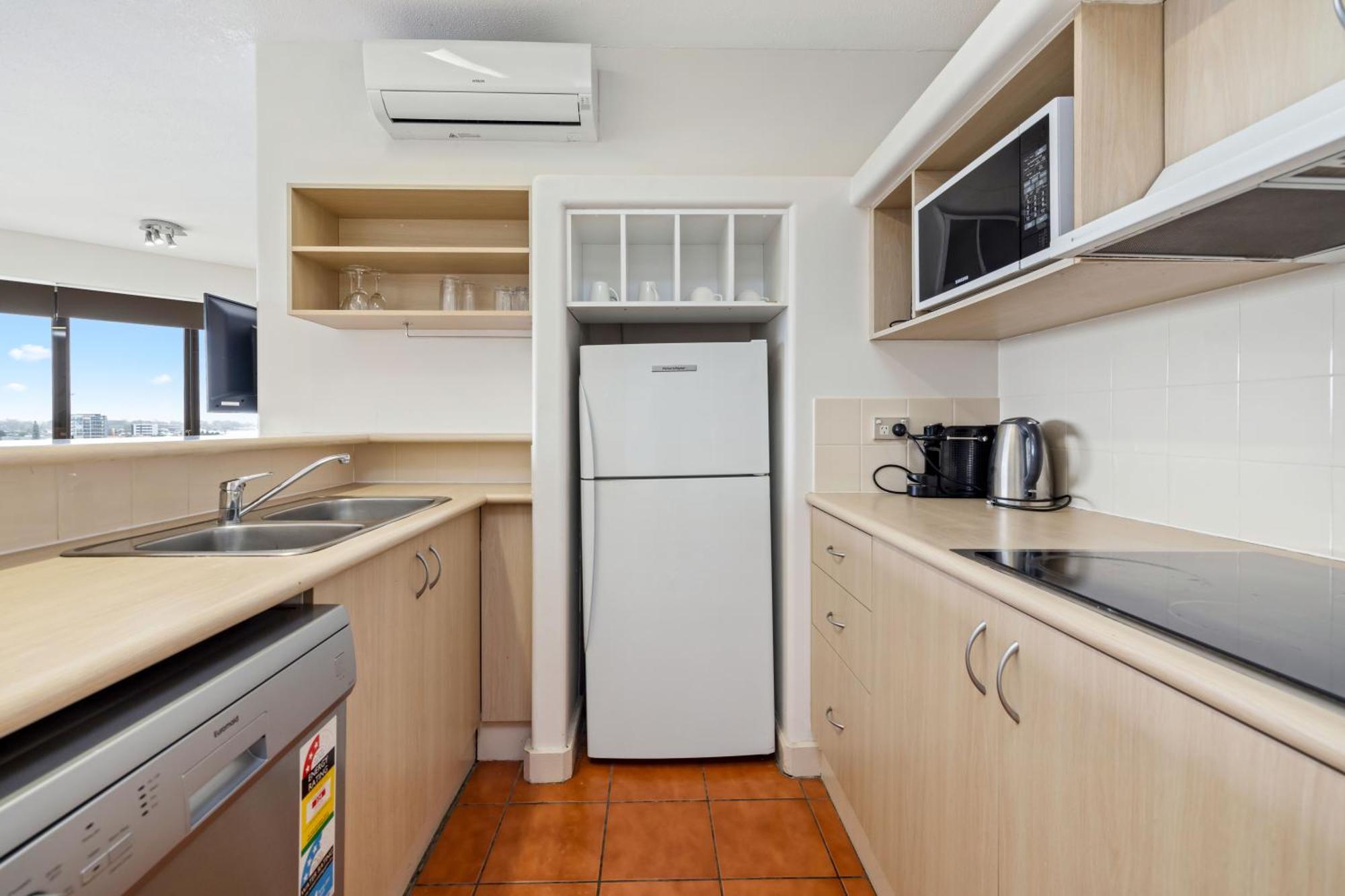 Tiki Hotel Apartments Surfers Paradise โกลด์โคสต์ ภายนอก รูปภาพ