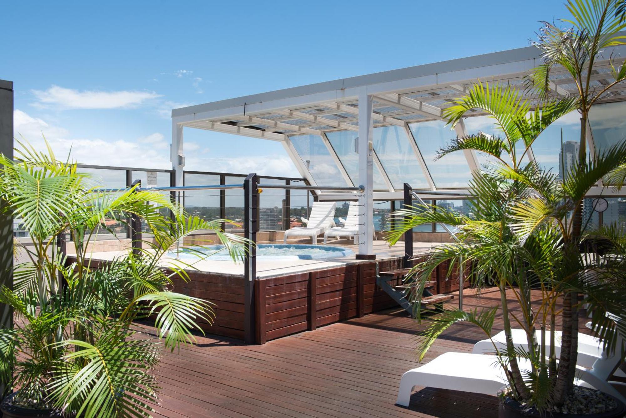 Tiki Hotel Apartments Surfers Paradise โกลด์โคสต์ ภายนอก รูปภาพ