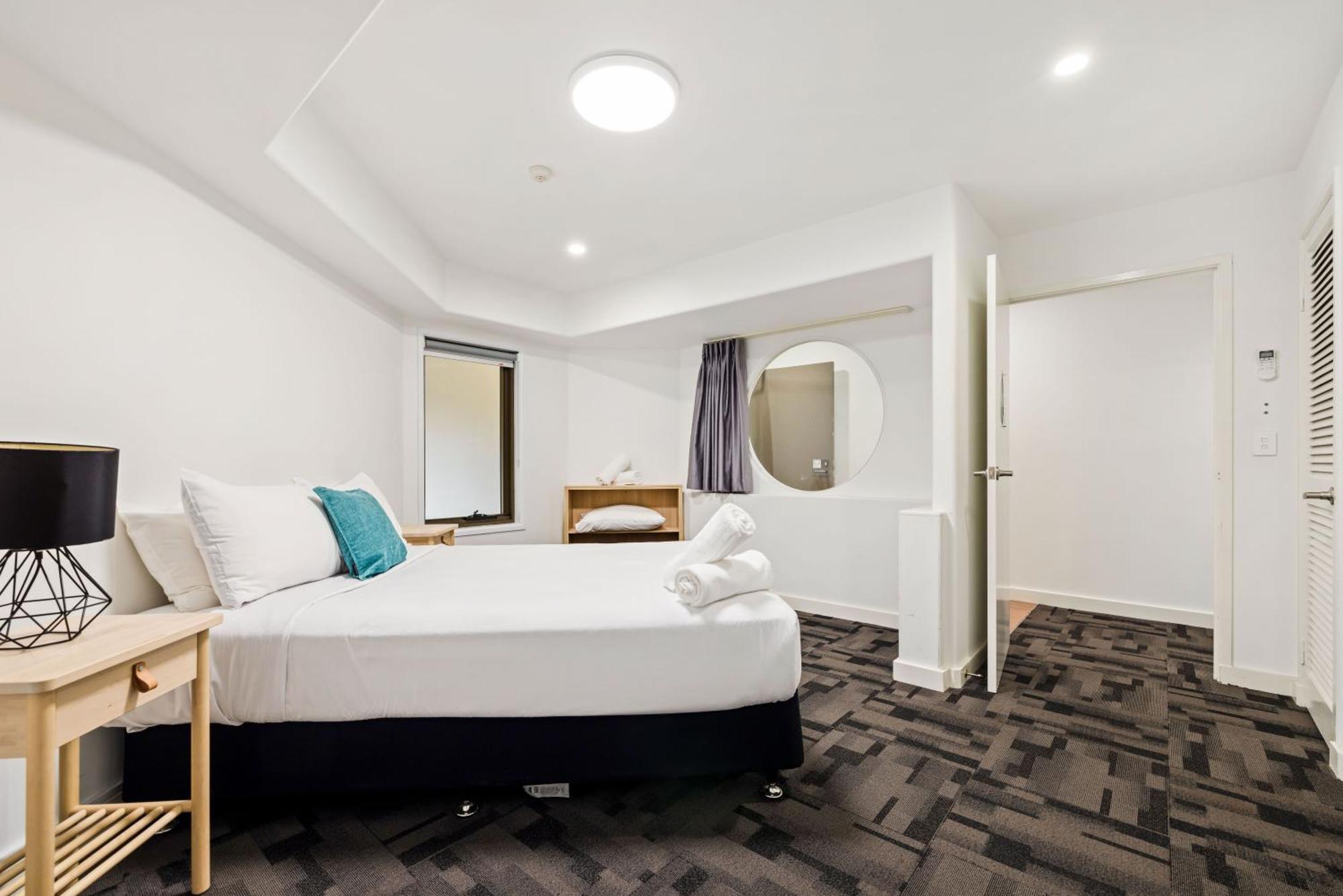 Tiki Hotel Apartments Surfers Paradise โกลด์โคสต์ ห้อง รูปภาพ
