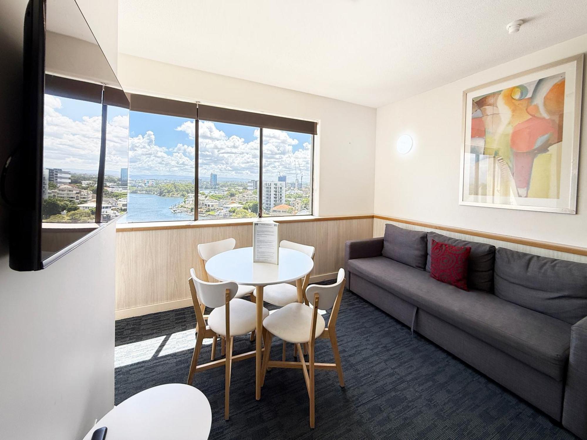 Tiki Hotel Apartments Surfers Paradise โกลด์โคสต์ ภายนอก รูปภาพ