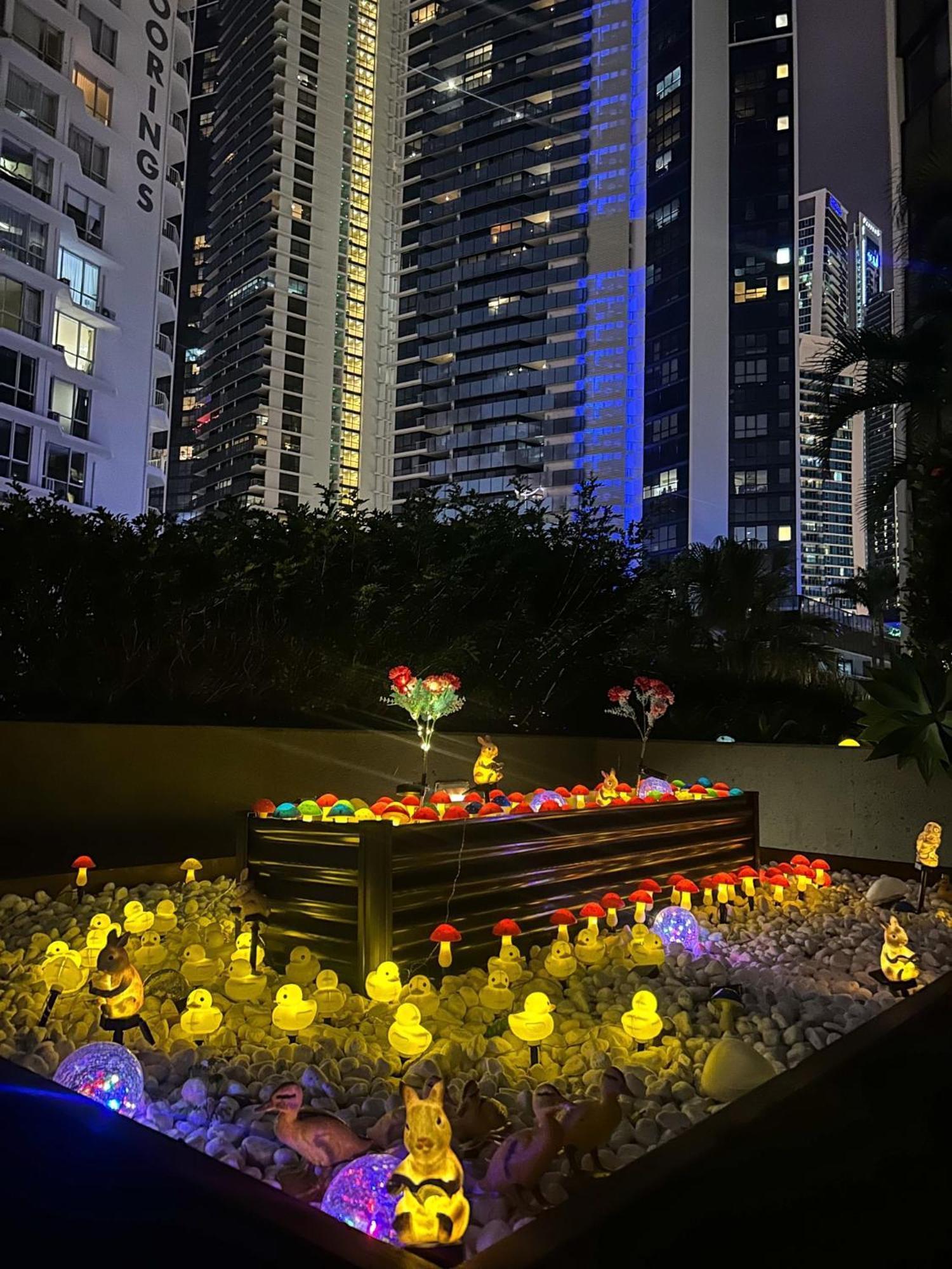 Tiki Hotel Apartments Surfers Paradise โกลด์โคสต์ ภายนอก รูปภาพ
