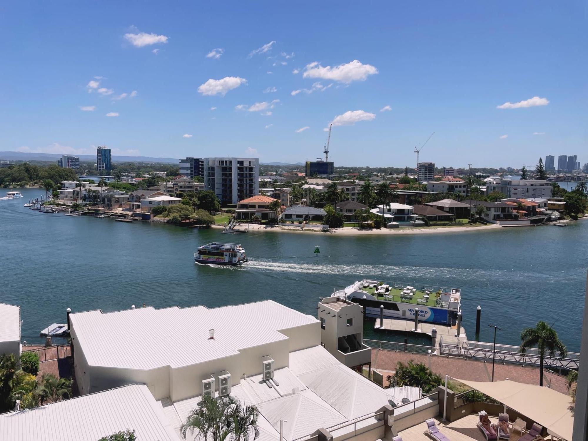 Tiki Hotel Apartments Surfers Paradise โกลด์โคสต์ ภายนอก รูปภาพ