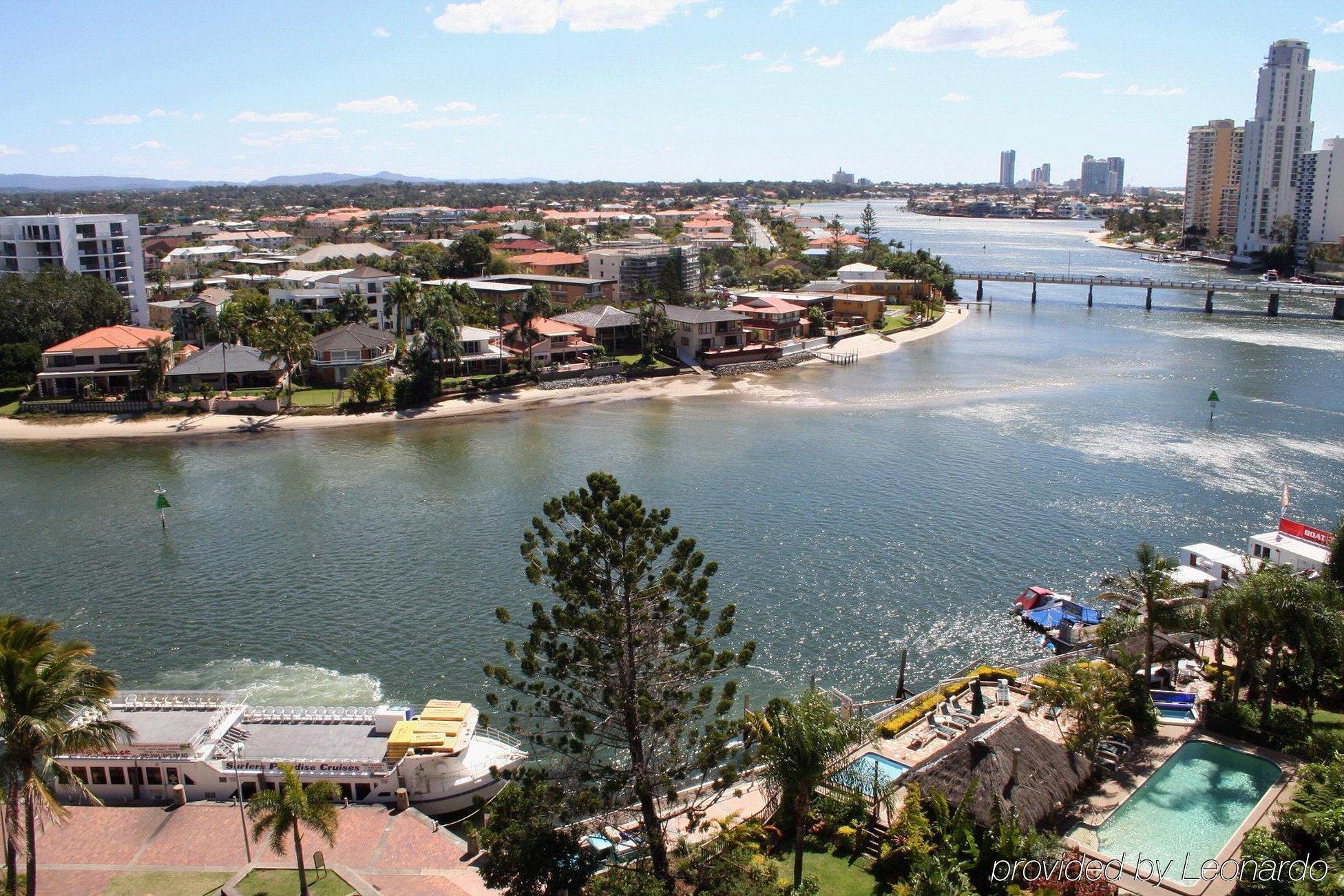 Tiki Hotel Apartments Surfers Paradise โกลด์โคสต์ ภายนอก รูปภาพ