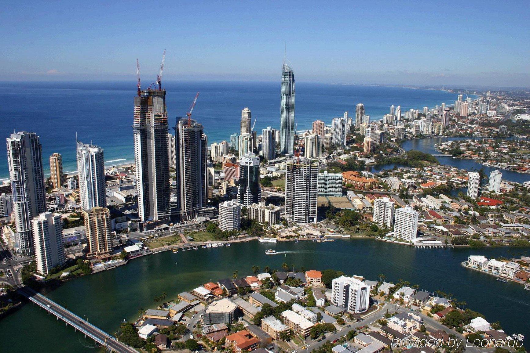 Tiki Hotel Apartments Surfers Paradise โกลด์โคสต์ ภายนอก รูปภาพ