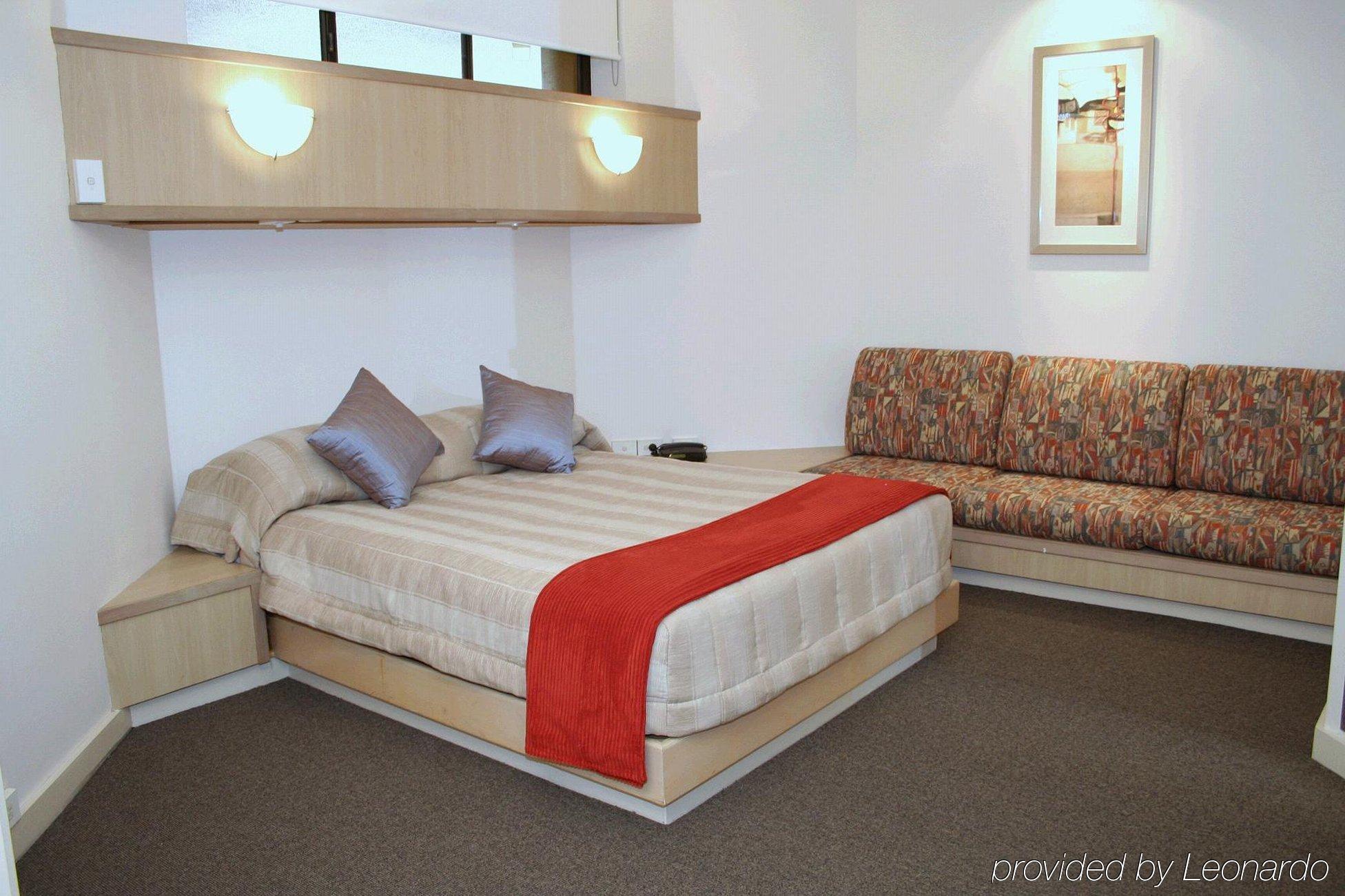 Tiki Hotel Apartments Surfers Paradise โกลด์โคสต์ ภายนอก รูปภาพ