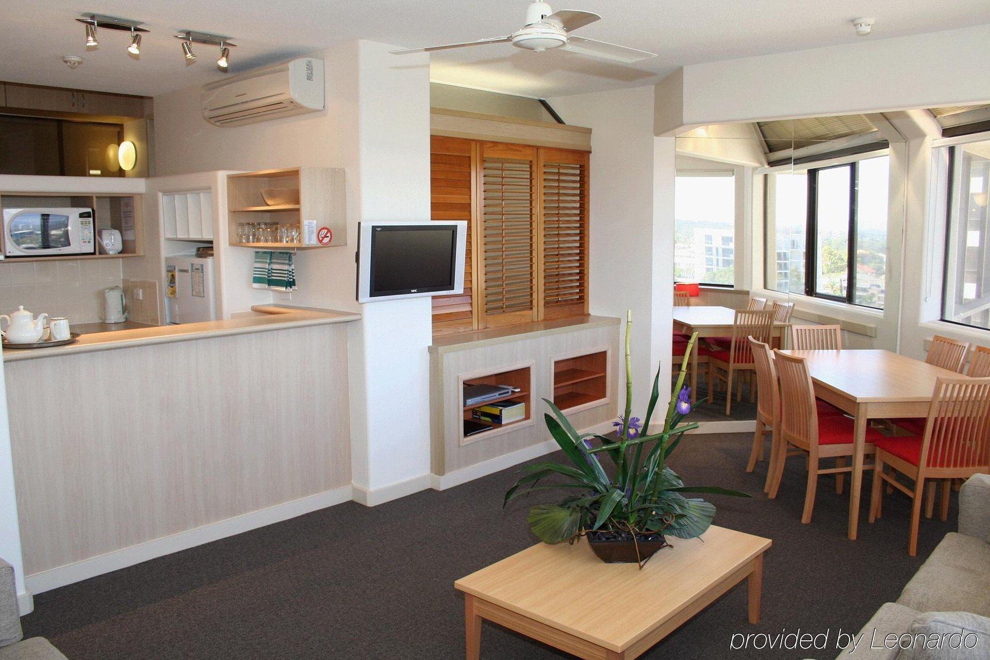 Tiki Hotel Apartments Surfers Paradise โกลด์โคสต์ ภายนอก รูปภาพ
