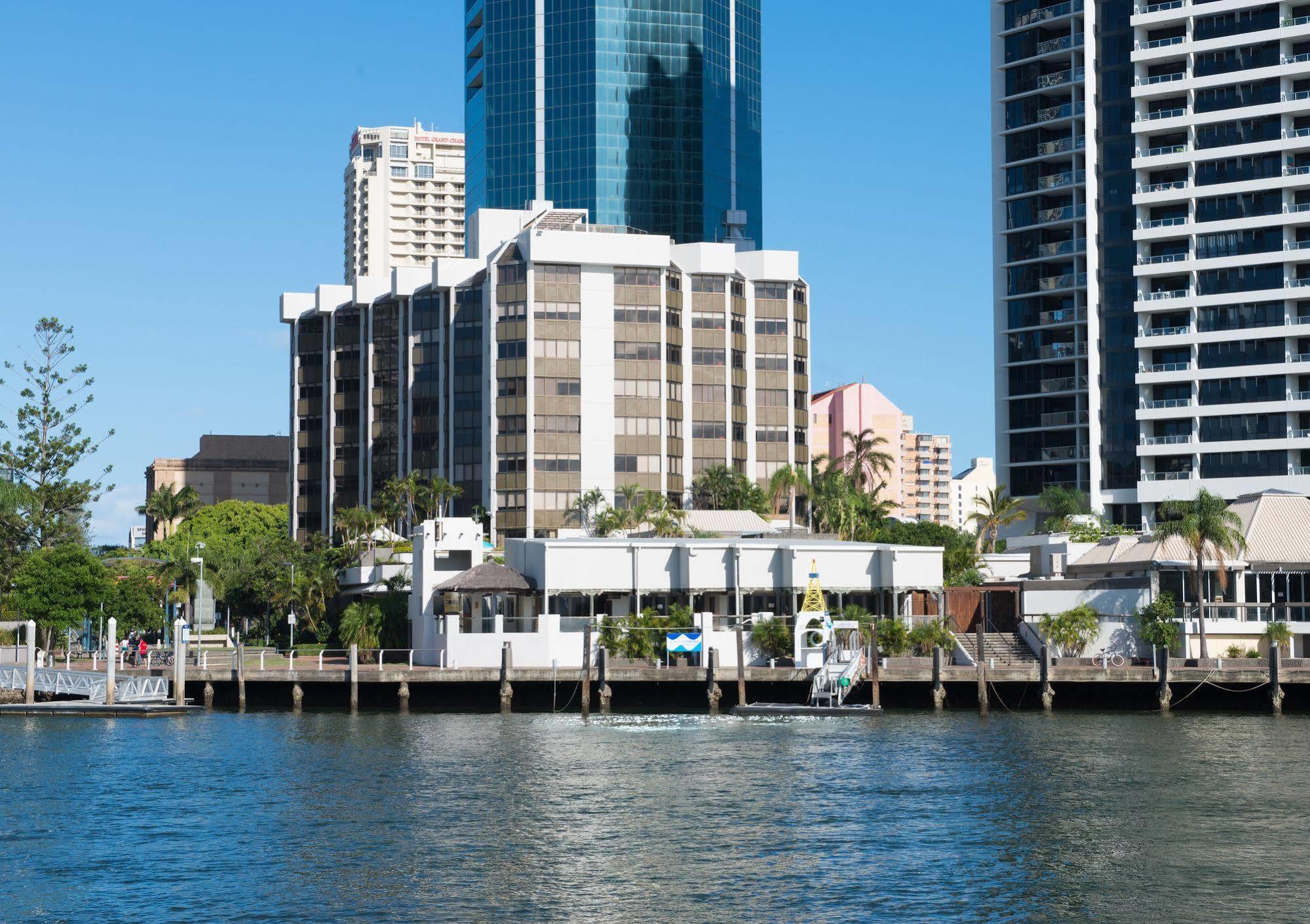 Tiki Hotel Apartments Surfers Paradise โกลด์โคสต์ ภายนอก รูปภาพ