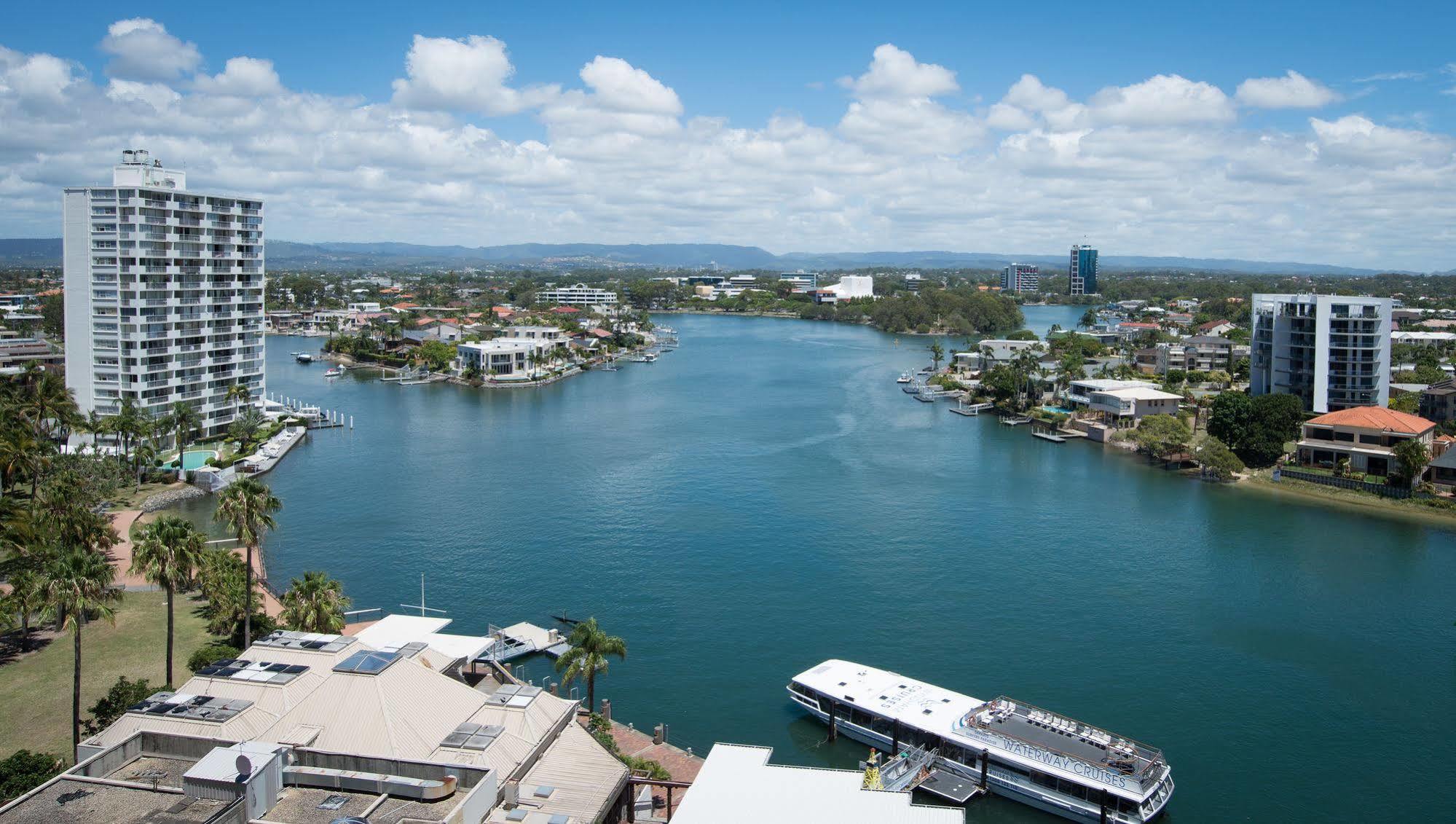 Tiki Hotel Apartments Surfers Paradise โกลด์โคสต์ ภายนอก รูปภาพ
