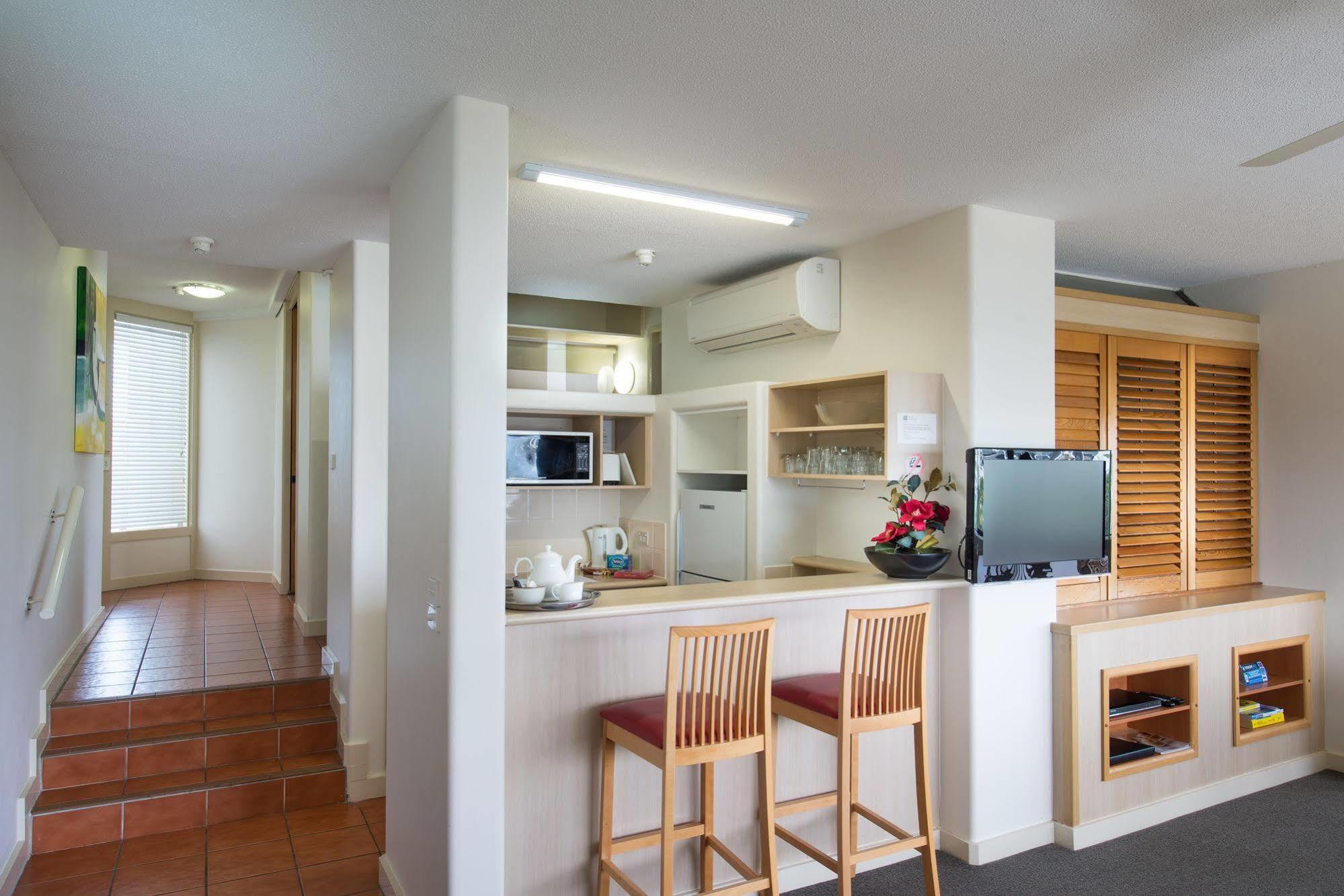 Tiki Hotel Apartments Surfers Paradise โกลด์โคสต์ ภายนอก รูปภาพ