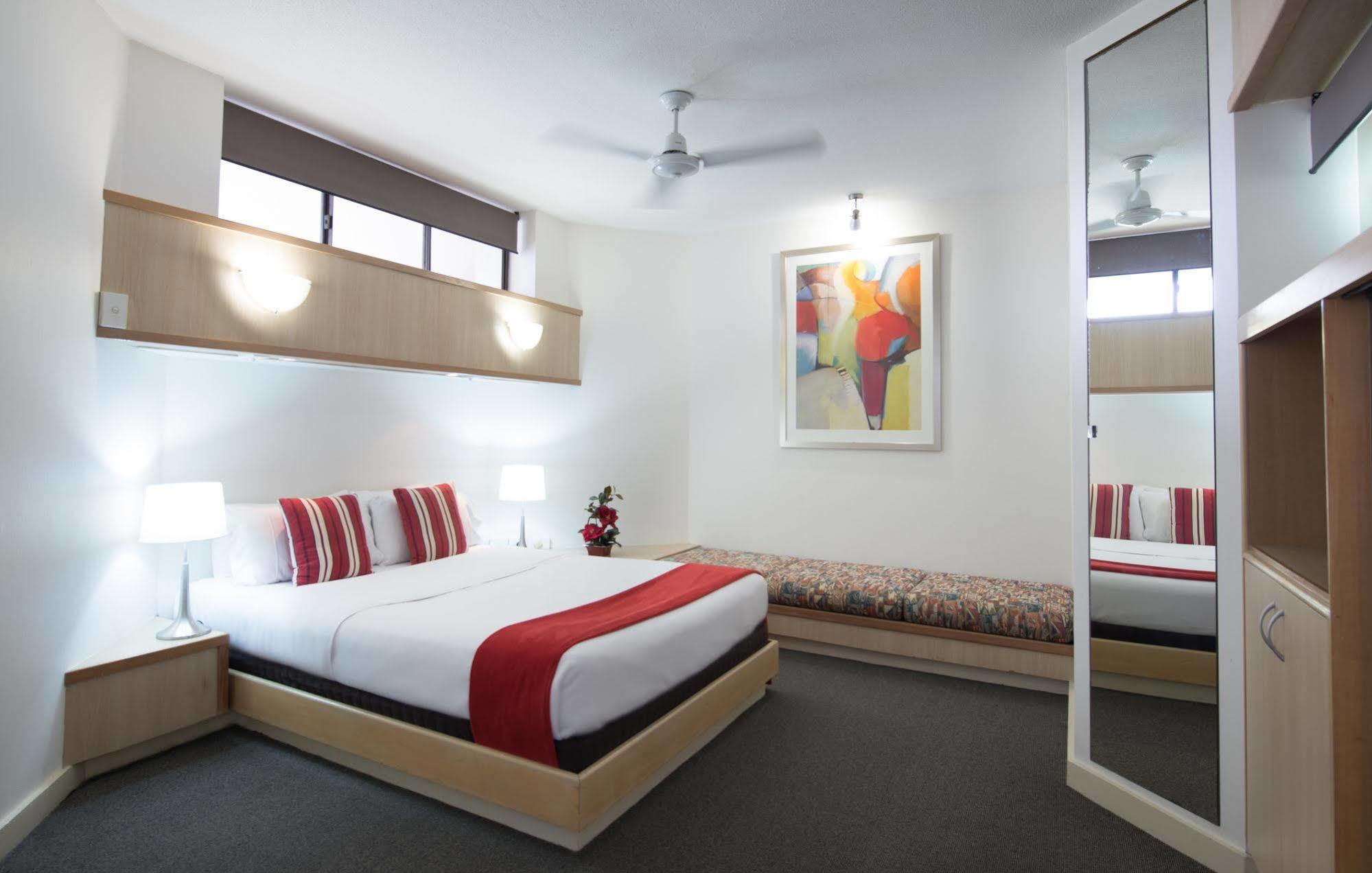 Tiki Hotel Apartments Surfers Paradise โกลด์โคสต์ ภายนอก รูปภาพ