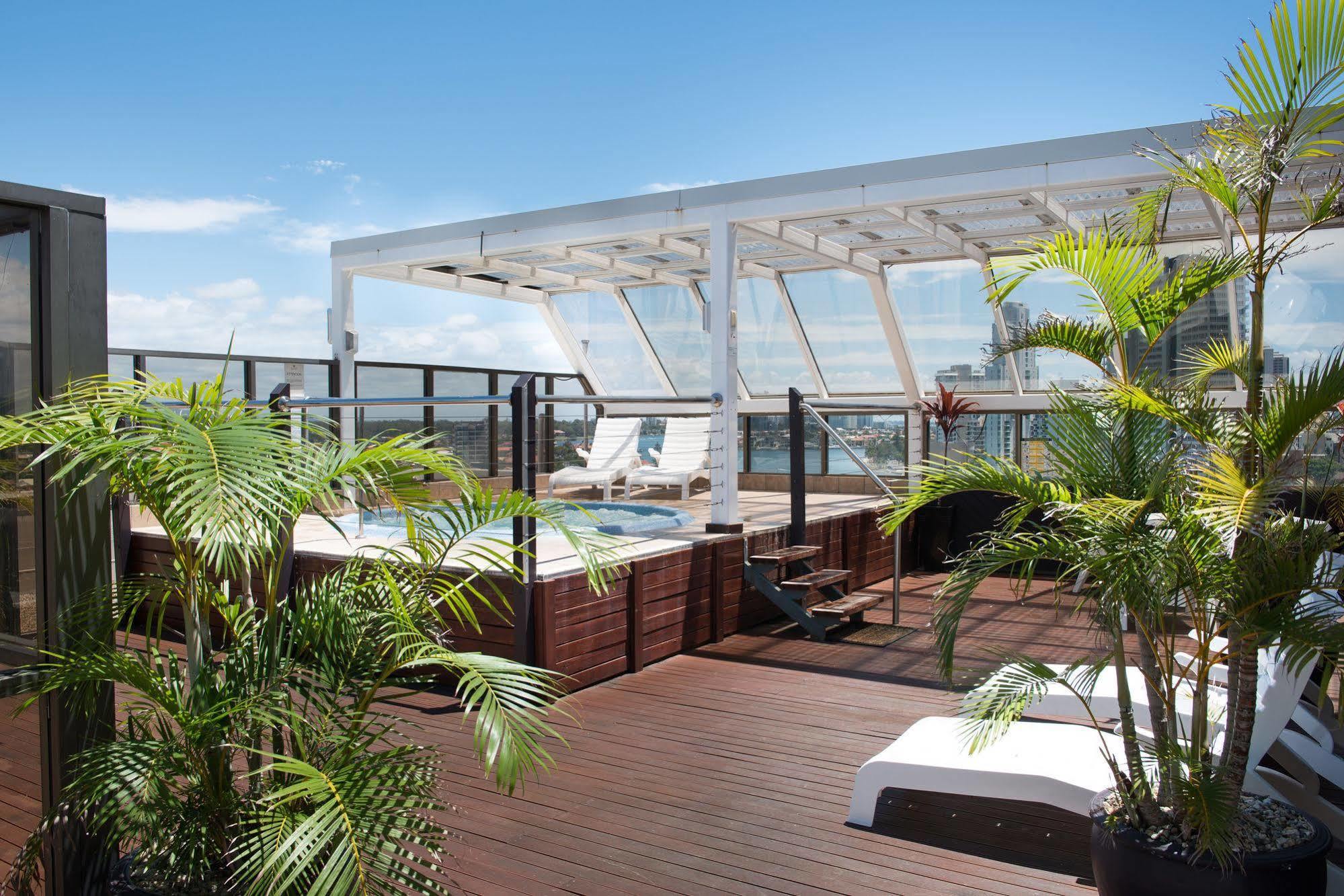 Tiki Hotel Apartments Surfers Paradise โกลด์โคสต์ ภายนอก รูปภาพ