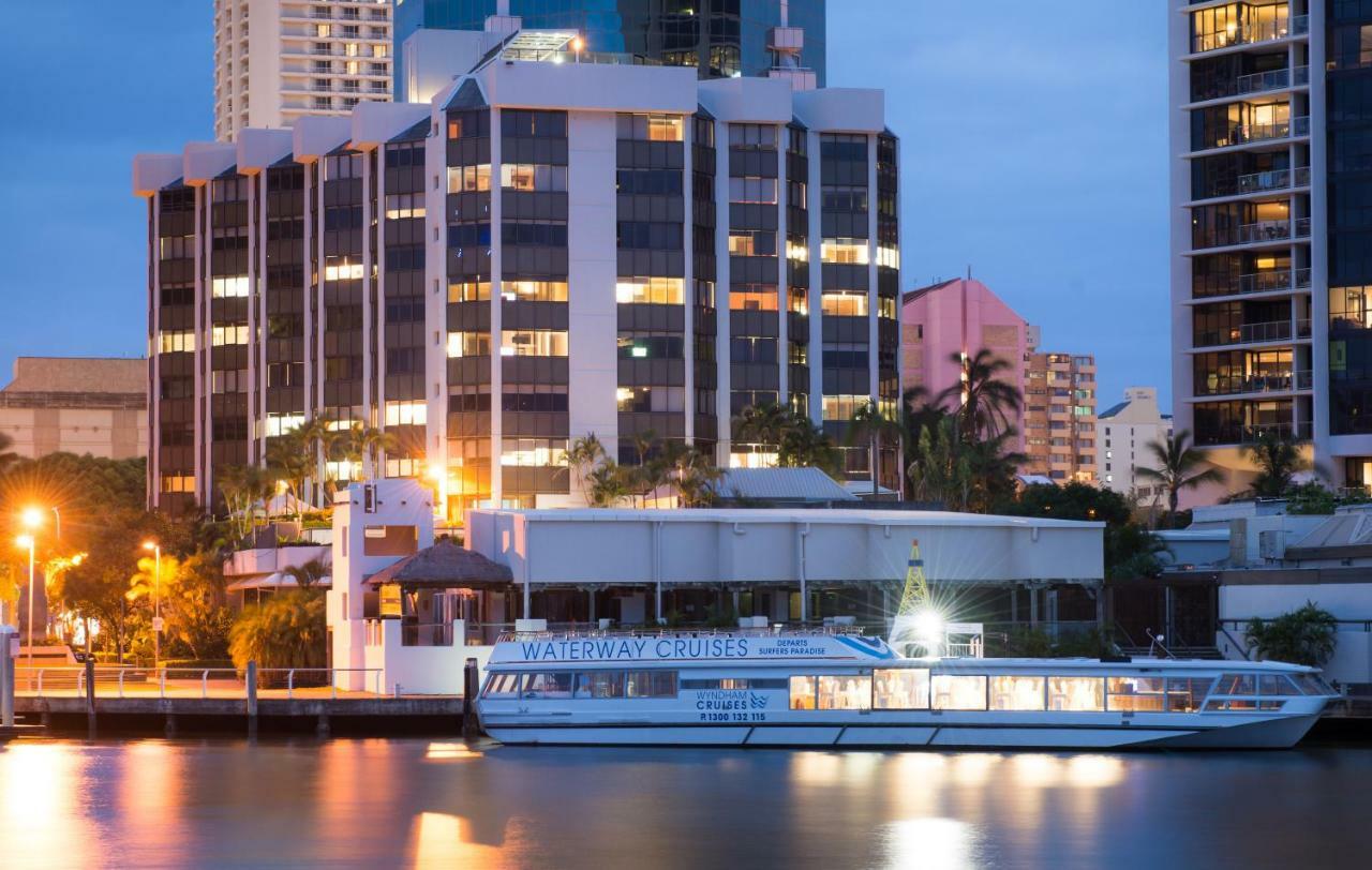 Tiki Hotel Apartments Surfers Paradise โกลด์โคสต์ ภายนอก รูปภาพ