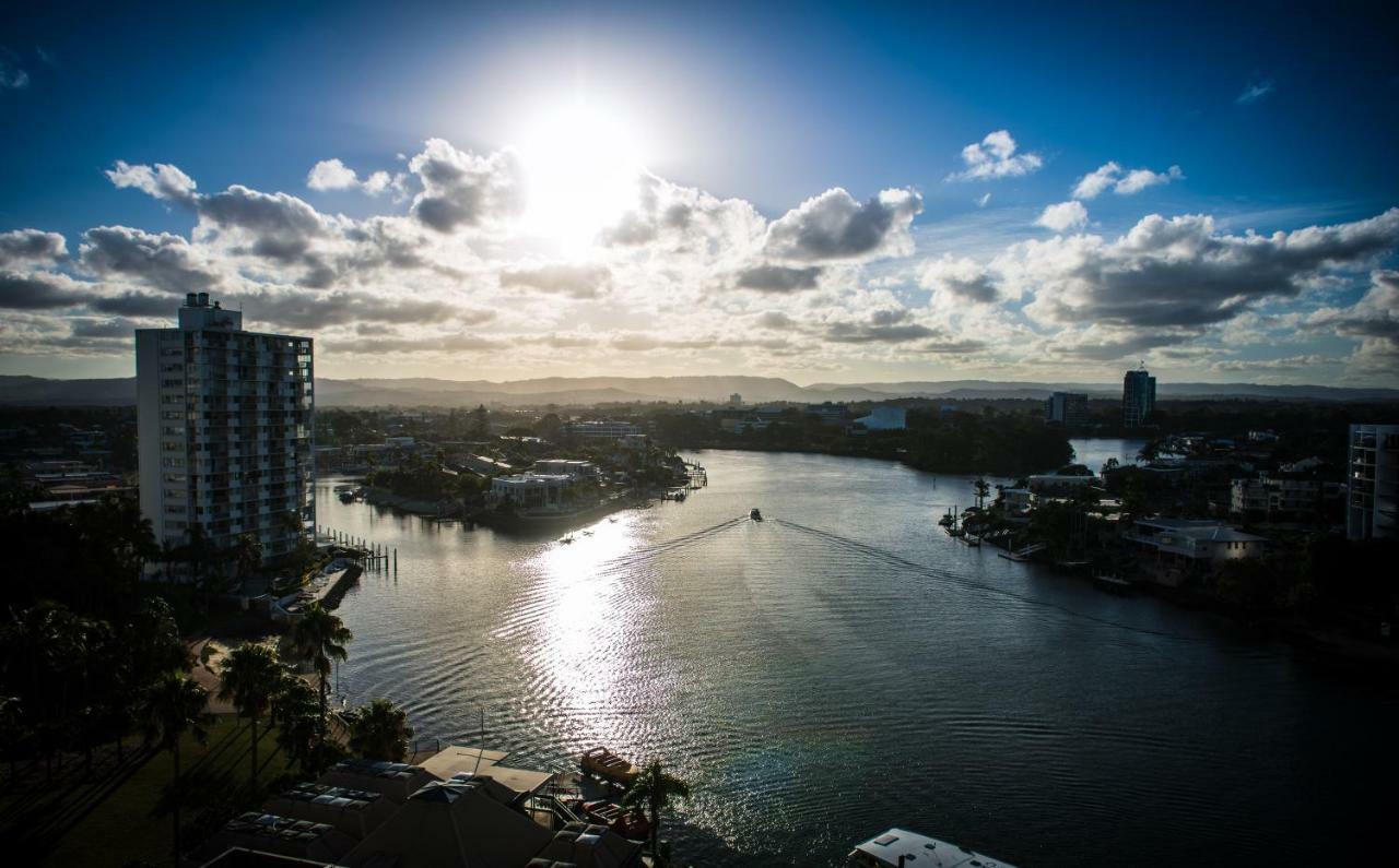 Tiki Hotel Apartments Surfers Paradise โกลด์โคสต์ ภายนอก รูปภาพ